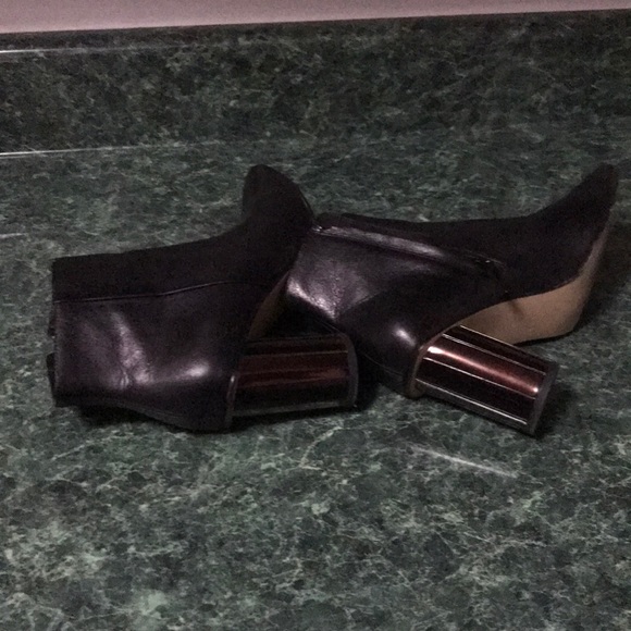 Woman’s ankle boots - Picture 4 of 4